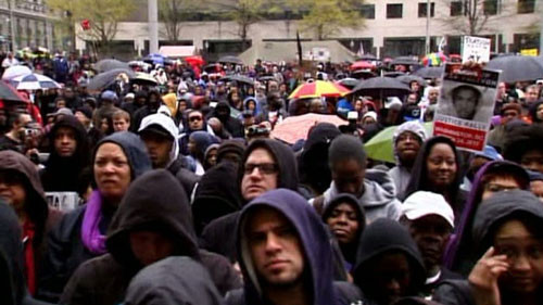 Biểu tình đòi xử lý hình sự người bắn chết Martin. Ảnh: Reuters Biểu tình đòi xử lý hình sự người bắn chết Martin. Ảnh: Reuters