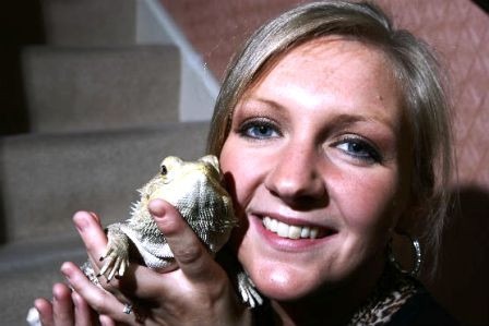 Lizzie Griffiths và chú thằn lằn George. Ảnh: Metro