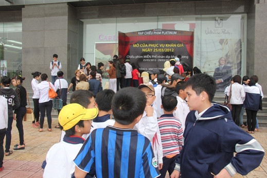 Hàng trăm người xếp hàng đăng ký xem phim miễn phí Hàng trăm người xếp hàng đăng ký xem phim miễn phí