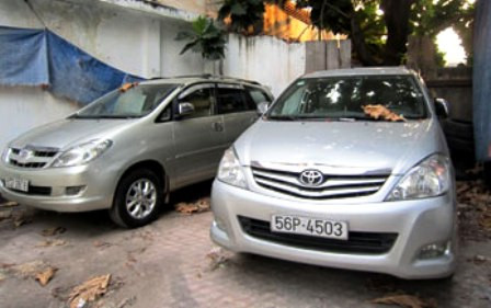 Hai trong số hàng chục ô tô bị đối tượng Tân lừa của người khác rồi mang đi cầm đồ