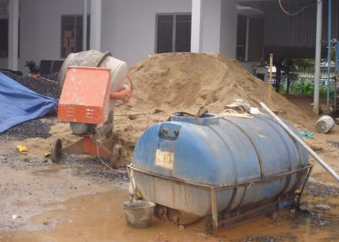 Hiện trường máy trộn bê tông rò điện. Ảnh: Tây Nguyên