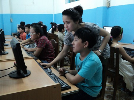 Hoàng Linh trong giờ Tin học. Hoàng Linh trong giờ Tin học.