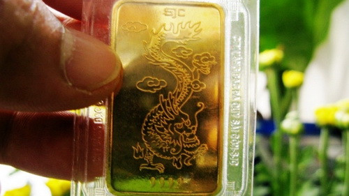 Giá vàng trong nước đang đắt hơn vàng thế giới khoảng 2 triệu đồng/lượng - Ảnh minh họa: H.N. Giá vàng trong nước đang đắt hơn vàng thế giới khoảng 2 triệu đồng/lượng - Ảnh minh họa: H.N.