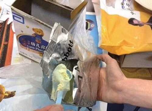 “Vật thể lạ” trong hộp sữa. Ảnh: Bandao.cn