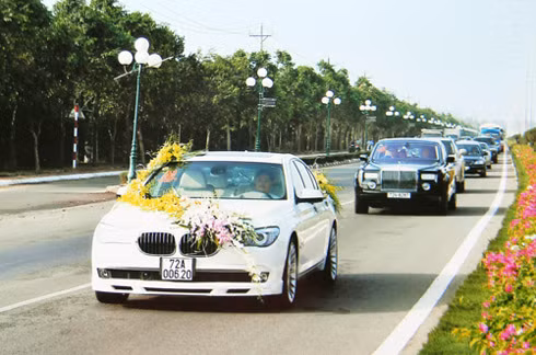 Chiếc sedan hạng sang cao cấp BMW serie 7 có mức giá không dưới 250.000 USD, dẫn đầu đoàn rước dâu từ nhà gái về nhà trai để làm lễ bái đường.
