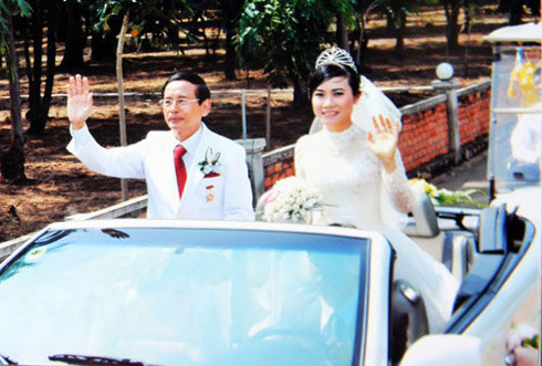 Cô dâu chú rể đứng trên ôtô khi diễu hành vẫy tay chào. Cô dâu chú rể đứng trên ôtô khi diễu hành vẫy tay chào.