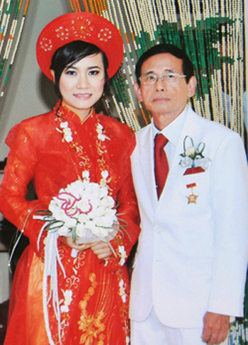 Tỷ phú Lê Ân hiện làm chủ Làng du lịch Chí Linh - Vũng Tàu, Công ty Lê Hoàng... sau nhiều thăng trầm trong cuộc đời, vào tù ra khám, cưới rồi chia tay 4 người vợ. Ông mới cưới bà xã thứ 5 là cô nhân viên mới ra trường vào xin việc. Tỷ phú Lê Ân hiện làm chủ Làng du lịch Chí Linh - Vũng Tàu, Công ty Lê Hoàng... sau nhiều thăng trầm trong cuộc đời, vào tù ra khám, cưới rồi chia tay 4 người vợ. Ông mới cưới bà xã thứ 5 là cô nhân viên mới ra trường vào xin việc.