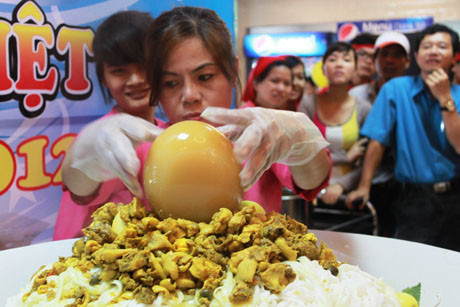 Bình thường tô mì Quảng chỉ cần nguyên liệu là thịt gà và trứng gà. Tuy nhiên, tô mì Quảng này sử dụng trứng đà điểu để tăng thêm kỷ lục Bình thường tô mì Quảng chỉ cần nguyên liệu là thịt gà và trứng gà. Tuy nhiên, tô mì Quảng này sử dụng trứng đà điểu để tăng thêm kỷ lục