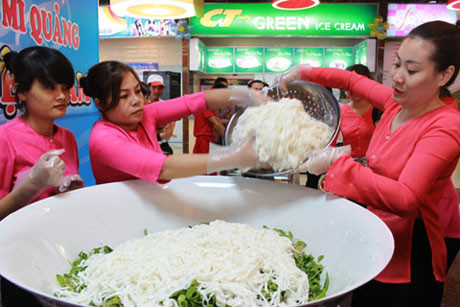 ... rồi cho mì Quảng rải đều và tạo điểm nhọn trên tô ... rồi cho mì Quảng rải đều và tạo điểm nhọn trên tô