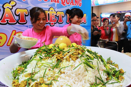 Phủ thêm hành, đậu phụng, ớt để tăng hương vị cho tô mì Quảng Phủ thêm hành, đậu phụng, ớt để tăng hương vị cho tô mì Quảng