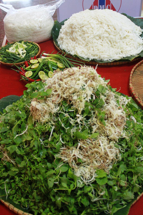 Tổ ẩm thực cũng về làng quê Quảng Nam chọn mua 10 con gà quê thả vườn, 10kg rau sống ở làng rau Trà Quế (Hội An), 50kg mì Quảng, 5kg búp chuối non, 4 lít dầu phụng quê, 2kg đậu, 10 bánh tráng nướng (có đường kính khoảng 50cm), 3kg hành khô, củ nén, nghệ bột… làm nguyên liệu chế biến Ảnh: Các nguyên liệu, gia vị chế biến tô mì Quảng Tổ ẩm thực cũng về làng quê Quảng Nam chọn mua 10 con gà quê thả vườn, 10kg rau sống ở làng rau Trà Quế (Hội An), 50kg mì Quảng, 5kg búp chuối non, 4 lít dầu phụng quê, 2kg đậu, 10 bánh tráng nướng (có đường kính khoảng 50cm), 3kg hành khô, củ nén, nghệ bột… làm nguyên liệu chế biến Ảnh: Các nguyên liệu, gia vị chế biến tô mì Quảng