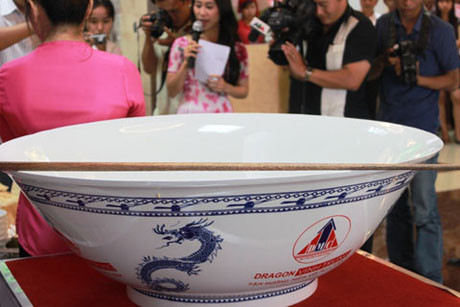 . Để làm tô mì đặc biệt này, trung tâm này đặt riêng làng nghề gốm sứ trên địa bàn chế tác tô đựng mì đường kính 0,9m, chiều cao gần 0,5m. Ảnh: Chiếc tô có đường kính gần 1m . Để làm tô mì đặc biệt này, trung tâm này đặt riêng làng nghề gốm sứ trên địa bàn chế tác tô đựng mì đường kính 0,9m, chiều cao gần 0,5m. Ảnh: Chiếc tô có đường kính gần 1m