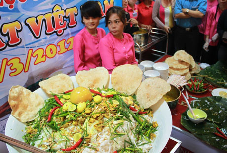 Ông Huỳnh Tấn Quốc, Giám đốc Trung tâm TM Dragon Vĩnh Trung cho hay, tô mì có thể đáp ứng nhu cầu thưởng thức của 150-180 người. Theo ông Trần Thanh Phương, đại diện Tổ chức kỷ lục Việt Nam, từ trước đến nay lĩnh vực ẩm thực chỉ xác nhận kỷ lục cho các đặc sản như bánh xèo, tô cháo... Đây lần đầu tiên, tô mì Quảng được lập kỷ lục. Ảnh: Thành quả của các đầu bếp, hoàn thành tô mì Quảng kỷ lục 180 người ăn không hết Ông Huỳnh Tấn Quốc, Giám đốc Trung tâm TM Dragon Vĩnh Trung cho hay, tô mì có thể đáp ứng nhu cầu thưởng thức của 150-180 người. Theo ông Trần Thanh Phương, đại diện Tổ chức kỷ lục Việt Nam, từ trước đến nay lĩnh vực ẩm thực chỉ xác nhận kỷ lục cho các đặc sản như bánh xèo, tô cháo... Đây lần đầu tiên, tô mì Quảng được lập kỷ lục. Ảnh: Thành quả của các đầu bếp, hoàn thành tô mì Quảng kỷ lục 180 người ăn không hết