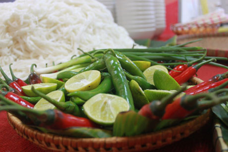 Sáng 29/3, tại Trung tâm TM Dragon Vĩnh Trung (đường Ông Ích Khiêm, TP Đà Nẵng), đại diện Tổ chức kỷ lục Việt Nam trực tiếp chứng kiến quy trình chế biến và công nhận tô mì Quảng lớn nhất Việt Nam cho Daragon Vĩnh Trung. Ảnh: Khối lượng gia vị được chuẩn bị cho 1 tô mì "Thạch Sanh" Sáng 29/3, tại Trung tâm TM Dragon Vĩnh Trung (đường Ông Ích Khiêm, TP Đà Nẵng), đại diện Tổ chức kỷ lục Việt Nam trực tiếp chứng kiến quy trình chế biến và công nhận tô mì Quảng lớn nhất Việt Nam cho Daragon Vĩnh Trung. Ảnh: Khối lượng gia vị được chuẩn bị cho 1 tô mì "Thạch Sanh"