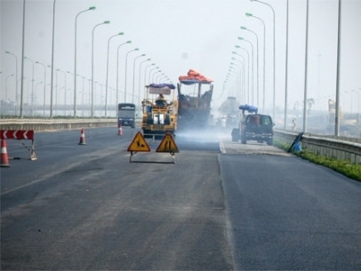 Đại lộ Thăng Long - công trình đội vốn nhiều nghìn tỉ đồng, nhưng chất lượng cũng không cao. Ảnh: TL Đại lộ Thăng Long - công trình đội vốn nhiều nghìn tỉ đồng, nhưng chất lượng cũng không cao. Ảnh: TL