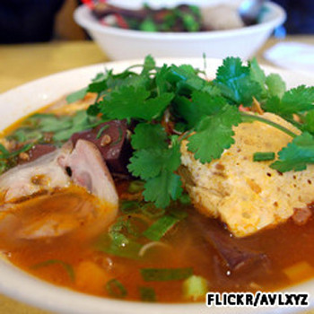 Bún tiêu cua (11 Hàng Bạc). Món ăn thơm lừng này bao gồm rất nhiều thực phẩm khác nhau như bún, thịt cua đồng giã nhỏ, đậu chiên giòn, giò, chả, thịt. Khi ăn món này, bạn đừng ngại cho thêm một chút mắm tôm vì nó rất ngon. Ớt, rau tươi khiến món ăn trở nên hoàn hảo hơn. Bún tiêu cua (11 Hàng Bạc). Món ăn thơm lừng này bao gồm rất nhiều thực phẩm khác nhau như bún, thịt cua đồng giã nhỏ, đậu chiên giòn, giò, chả, thịt. Khi ăn món này, bạn đừng ngại cho thêm một chút mắm tôm vì nó rất ngon. Ớt, rau tươi khiến món ăn trở nên hoàn hảo hơn.