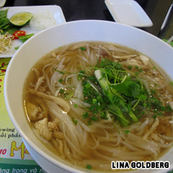 Phở (112 Vạn Phúc, Ba Đình). Thương hiệu phở Hà Nội từ lâu đã nổi tiếng khắp trên thế giới với hai món phổ biến là phở bò và phở gà. Thông thường, phở được coi là món ăn sáng, vì thế bạn có thể tìm thấy những hàng phở ở khắp mọi nơi trong khoảng thời gian từ sáng cho đến giữa trưa. Phở (112 Vạn Phúc, Ba Đình). Thương hiệu phở Hà Nội từ lâu đã nổi tiếng khắp trên thế giới với hai món phổ biến là phở bò và phở gà. Thông thường, phở được coi là món ăn sáng, vì thế bạn có thể tìm thấy những hàng phở ở khắp mọi nơi trong khoảng thời gian từ sáng cho đến giữa trưa.