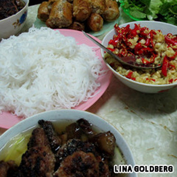 Bún chả (34 Hàng Than). Bún chả là món ăn trưa yêu thích của nhiều người đang sinh sống tại Hà Nội. Những miếng thịt lợn được nướng trên than hồng, sau đó thả vào bát nước sốt có mắm, giấm, đường, và chanh tạo nên một hương vị đặc biệt. Chấm bún vào thứ nước sốt này, ăn kèm với nem và rau thơm. Món ăn giàu calo này còn được bổ sung thêm một bát tỏi ớt để những khách hàng nào thích ăn cay có thể cho thêm vào. Bún chả (34 Hàng Than). Bún chả là món ăn trưa yêu thích của nhiều người đang sinh sống tại Hà Nội. Những miếng thịt lợn được nướng trên than hồng, sau đó thả vào bát nước sốt có mắm, giấm, đường, và chanh tạo nên một hương vị đặc biệt. Chấm bún vào thứ nước sốt này, ăn kèm với nem và rau thơm. Món ăn giàu calo này còn được bổ sung thêm một bát tỏi ớt để những khách hàng nào thích ăn cay có thể cho thêm vào.