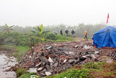 Đoàn công tác của Hải Phòng đã tiến hành thẩm định toàn bộ nhà ông Vươn bị phá (ảnh: Dân trí) Đoàn công tác của Hải Phòng đã tiến hành thẩm định toàn bộ nhà ông Vươn bị phá (ảnh: Dân trí)