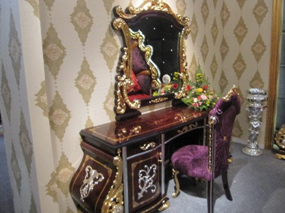 Theo lời chị Bích, năm ngoái công ty đã nhập về 1 bộ sản phẩm giường ngủ với giá 1 tỷ đồng đã có 1 khách hàng mua. Năm nay, mức giá của bộ giường ngủ cao hơn năm ngoái 100 triệu đồng. Trước khi đặt công ty sẽ xem mẫu, có những sản phẩm phải đặt trước nửa năm, song thường 2-3 tháng sẽ có sản phẩm về Việt Nam. Ảnh: Bàn trang điểm lộng lẫy