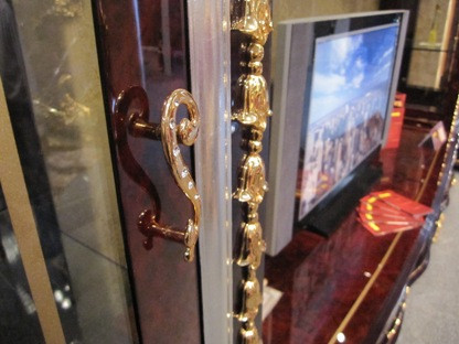 Tay cầm của tủ dát vàng toát lên sự sang trọng