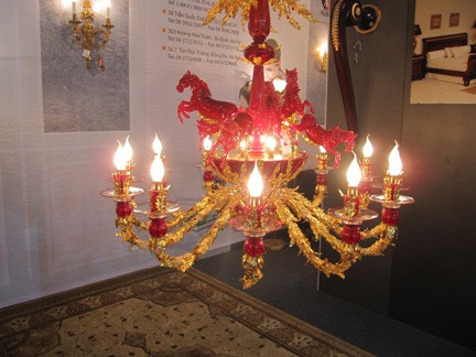 Còn tại gian trưng bày của Công ty Cổ Phần Ánh Sáng Là Sự Sống, bộ đèn “HORSE” và “BLUM” được làm từ Cộng Hòa Séc cũng ấn tượng không kém. Ảnh: Đèn chùm "HORSE" giá 1,647 tỷ đồng