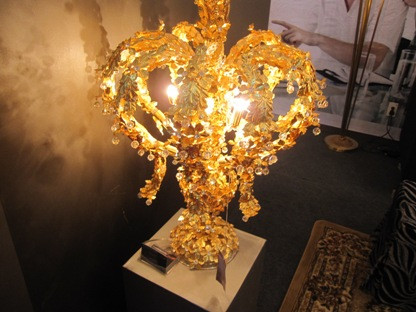 Chị Nguyễn Thùy Linh (Giám đốc Chi nhánh Hà Nội – Công ty Cổ Phần Ánh Sáng Là Sự Sống) cho biết: “Sản phẩm đèn chùm “HORSE” là thiết kế độc nhất của công ty. Với sản phẩm nhỏ hơn đã có người đặt, mức giá hơn 500 triệu đồng”. Ảnh: Đèn BLUM để bàn có giá 195 triệu đồng