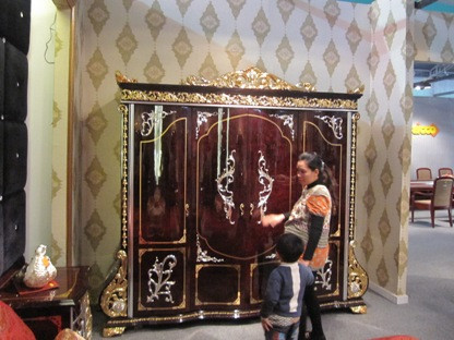 Chị Bích nói thêm: Đến hiện tại, những sản phẩm VIP có mặt tại triển lãm của công ty vẫn chưa có ai đặt mua. Cũng phải mất một thời gian mới có khách hàng đặt mua, vì kinh tế hiện đang khó khăn nên nhiều người chưa có nhu cầu Ảnh: Tủ quần áo quý phái