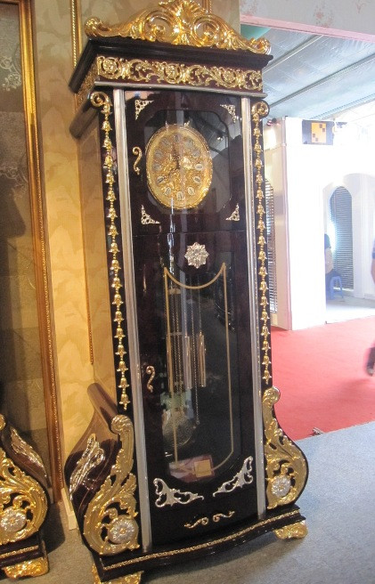 Mức giá đắt nhất trong đó là bộ giường ngủ VIP có giá lên đến 1,1 tỷ đồng, bộ sofa nỉ VIP có giá 1,05 tỷ đồng, rẻ nhất trong các sản phẩm này là chiếc xe đẩy rượu có giá 69 triệu đồng. Ảnh: Đồng hồ VIP có các họa tiết dát vàng 24k có giá 230 triệu đồng