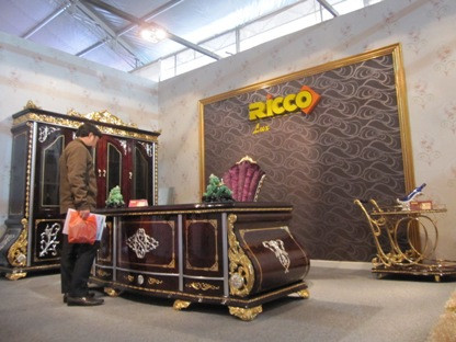 Bàn làm việc VIP có giá 250 triệu đồng, tủ đựng tài liệu VIP bên cạnh giá 303 triệu đồng, xe đẩy rượu gần đó có giá 69 triệu đồng