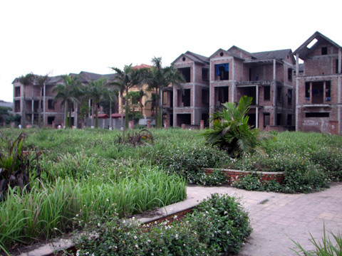 Cơ sở hạ tầng chưa ổn định khiến nhiều người chưa muốn vào biệt thự sống. Ảnh: Hoàng Lan