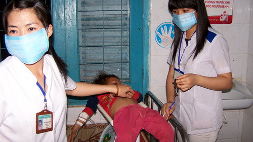 Em A Loen đang được cấp cứu tại Bệnh viện Đa khoa Kon Tum Em A Loen đang được cấp cứu tại Bệnh viện Đa khoa Kon Tum