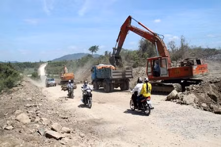 Công ty xây dựng giao thông Phú Yên thi công mở rộng quốc lộ 25. Ảnh: Thế Lập/TTXVN