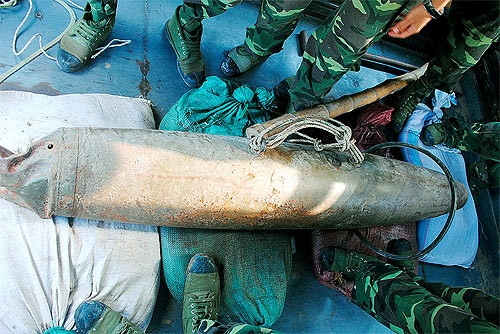 Trái bom được vận chuyển về khu xử lý bom mìn tập trung