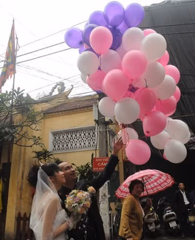 Khi đón dâu xong, bóng bay được gỡ ra và thả lên bầu trời trước tiếng vỗ tay chúc mừng của đông đảo hai họ và người đi đường