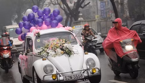 Xe đón dâu trông lãng mạn thu hút được nhiều ánh nhìn của người đi đường