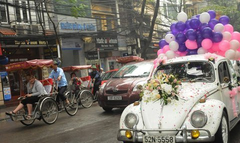 Khách du lịch nước ngoài dạo phố bằng xích lô thích thú khi bắt gặp và chụp hình Khách du lịch nước ngoài dạo phố bằng xích lô thích thú khi bắt gặp và chụp hình