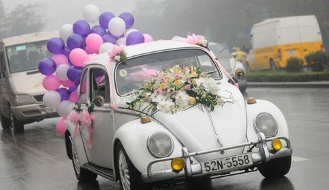 Xe đón dâu đi từ đường Đê La Thành và điểm đến là phố cổ Hàng Buồm Xe đón dâu đi từ đường Đê La Thành và điểm đến là phố cổ Hàng Buồm