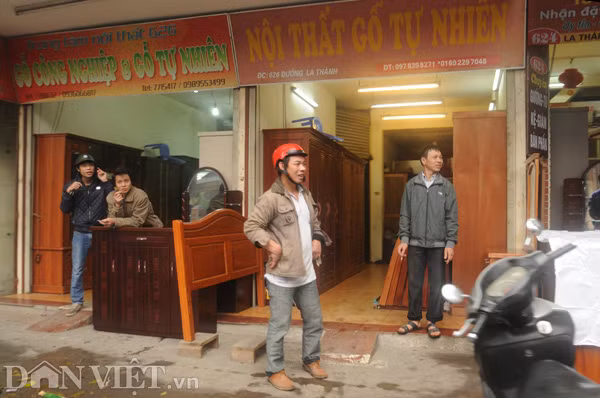 Những người đứng bên đường hào hứng thích thú ngắm nhìn