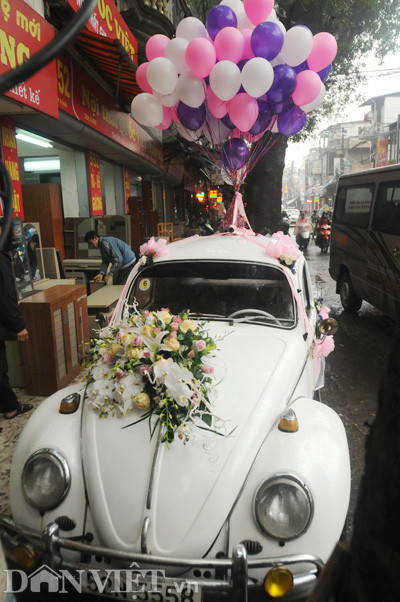 Chiếc xe rước dâu trông như một món quà xinh xắn Chiếc xe rước dâu trông như một món quà xinh xắn
