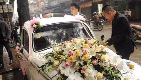 Xe rước dâu là xe cổ mang nhãn hiệu Volskwagen của Đức được trang trí trông rất đẹp mắt