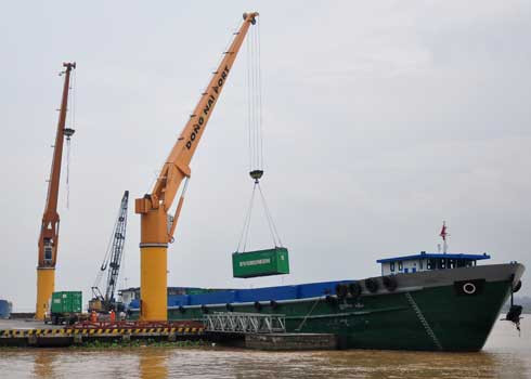 Cước tàu biển tăng khiến doanh nghiệp xuất khẩu điêu đứng. Ảnh: Kiên Cường