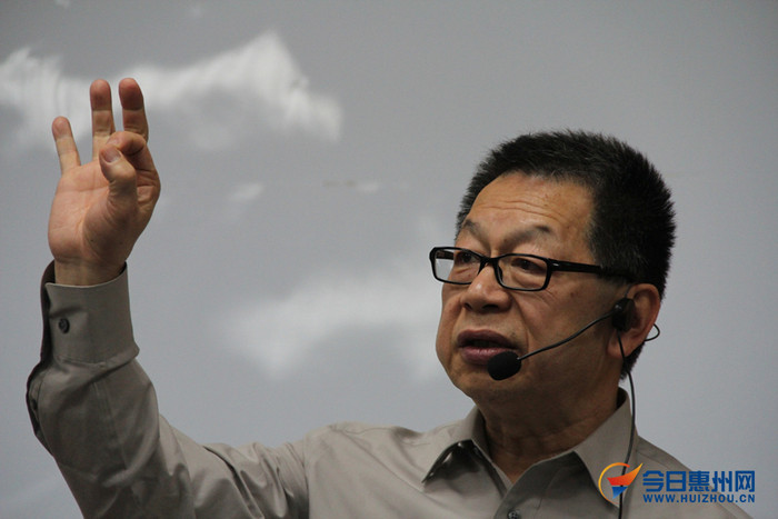 Thạch Tề Bình, một trong những "hỏa lực mồm" của truyền thông Trung Quốc. Thạch Tề Bình, một trong những "hỏa lực mồm" của truyền thông Trung Quốc.