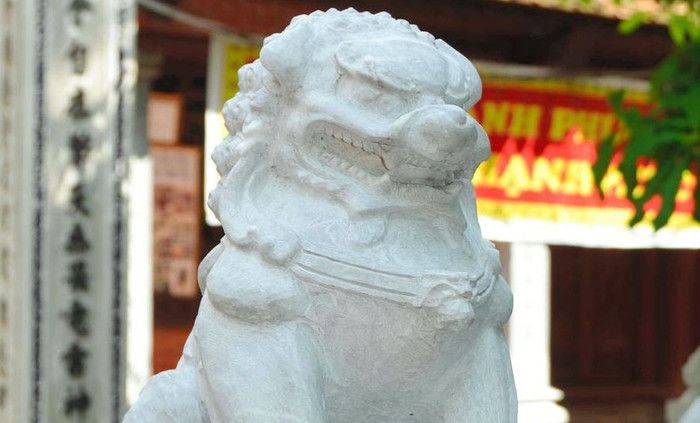 Những con sư tử đá kiểu dáng dữ tợn mang phong cách Trung Hoa "nhảy dù" vào di tích lịch sử văn hóa ở Việt Nam cần phải được loại bỏ. Những con sư tử đá kiểu dáng dữ tợn mang phong cách Trung Hoa "nhảy dù" vào di tích lịch sử văn hóa ở Việt Nam cần phải được loại bỏ.