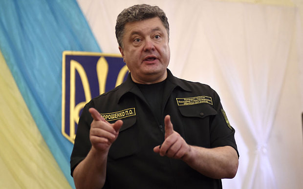 Tổng thống Ukraine Poroshenko nói chuyện tại Mariupol. Tổng thống Ukraine Poroshenko nói chuyện tại Mariupol.