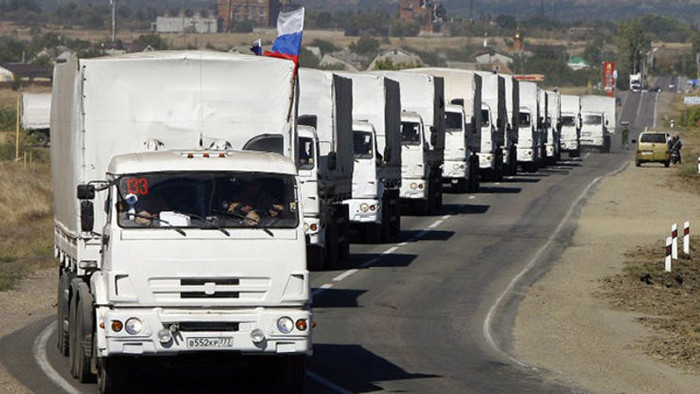 Đoàn xe tải 200 "chở hàng viện trợ" từ Nga sang Đông Ukraine chỉ được biết đến khi nó đã xuất hiện ở Donetsk. Ảnh: The Straits Times/AFP.