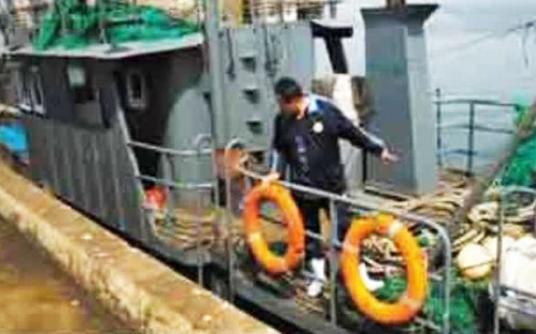 Chiếc tàu cá Trung Quốc bị Bắc Triều Tiên bắt giữ trước ngày ra khơi. Ảnh chụp màn hình từ Sohu/SCMP. Chiếc tàu cá Trung Quốc bị Bắc Triều Tiên bắt giữ trước ngày ra khơi. Ảnh chụp màn hình từ Sohu/SCMP.