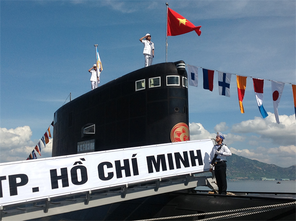 Lễ Thượng cờ Tổ quốc trên tàu ngầm Tp Hồ Chí Minh. Việt Nam trang bị tàu ngầm cho Hải quân không ngoài mục đích nâng cao năng lực phòng thủ và đối phó với những nguy cơ đe dọa chủ quyền, toàn vẹn lãnh thổ của Tổ quốc, nhưng đang bị một số tờ báo Trung Quốc cố tình xuyên tạc, bôi đen thành chạy đua vũ trang. Ảnh: Hải Luận/Báo Biên phòng.