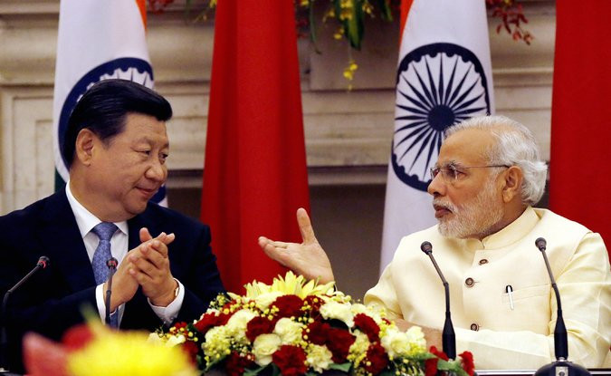 Thủ tướng Ấn Độ Narendra Modi bày tỏ lập trường cứng rắn về biên giới ngay trong chuyến công du New Delhi của ông Tập Cận Bình. Thủ tướng Ấn Độ Narendra Modi bày tỏ lập trường cứng rắn về biên giới ngay trong chuyến công du New Delhi của ông Tập Cận Bình.