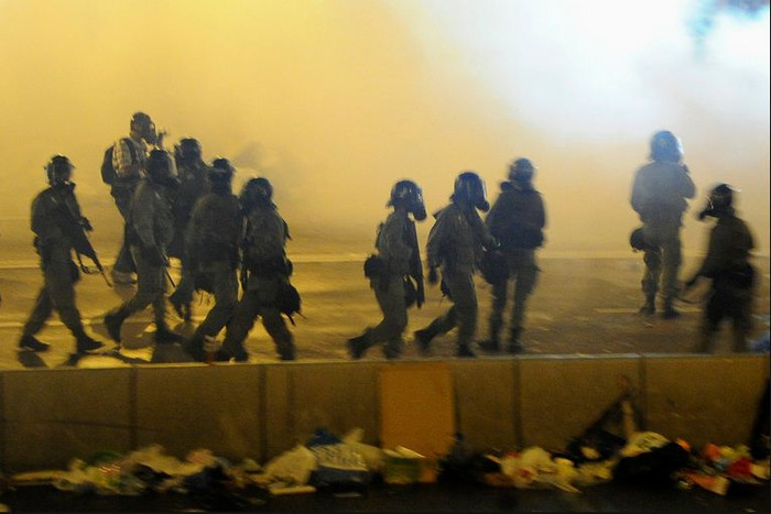 Cảnh sát Hồng Kông dùng hơi cay giải tán biểu tình đêm Chủ Nhật nhưng không thành công. Cảnh sát Hồng Kông dùng hơi cay giải tán biểu tình đêm Chủ Nhật nhưng không thành công.